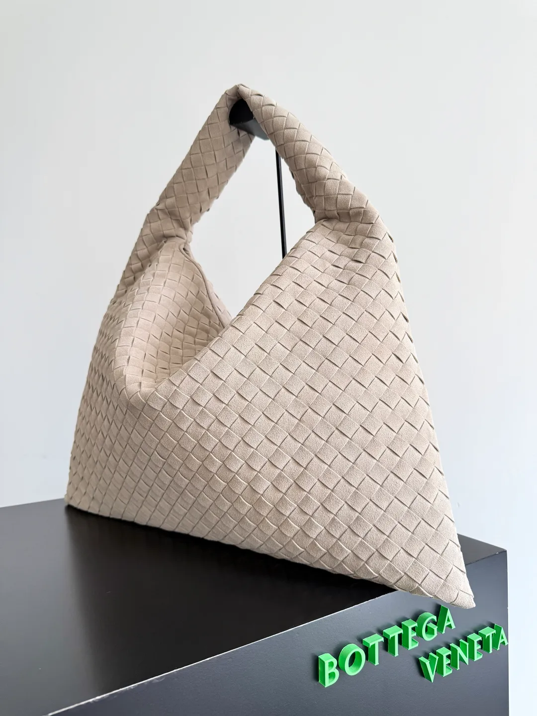 Batch 2160 Recently, I seem to be obsessed with this bag from BV~ The new Hop is really not too beautiful. The whole bag has no seams. The bag body and handles are made of one piece of leather. It embodies the style and essence of Bottega Veneta. It truly represents craftsmanship and creativity. The large size has a very loose and lazy upper body. Big bag lovers will definitely not regret buying it. Style number: 763970 Size: 53*24*13